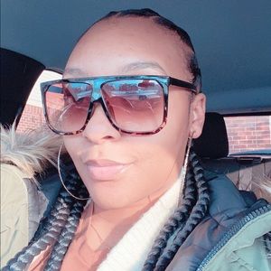 Meet your Posher, Dominique